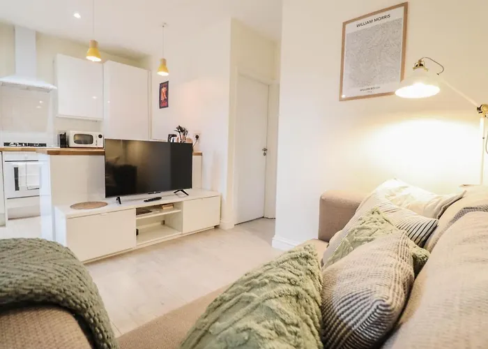 Beautiful 2-Bedroom Flat Just Steps From Oval Station