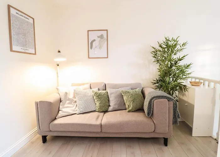 Beautiful 2-Bedroom Flat Just Steps From Oval Station
