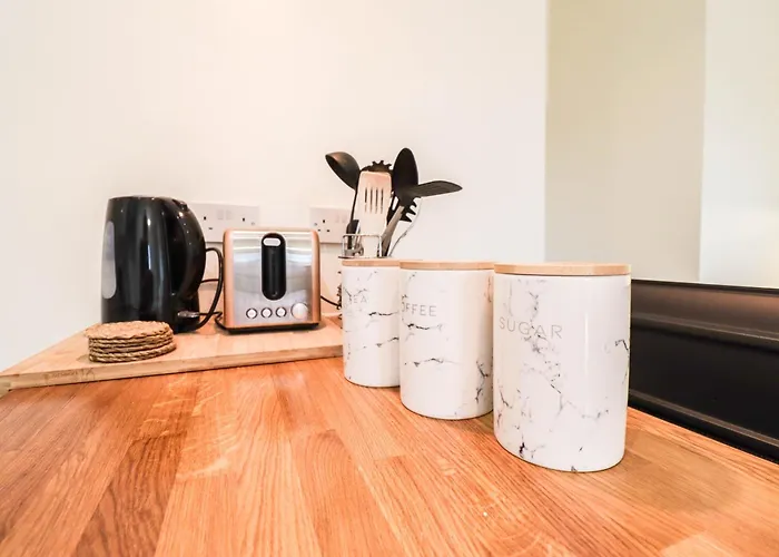 Beautiful 2-Bedroom Flat Just Steps From Oval Station