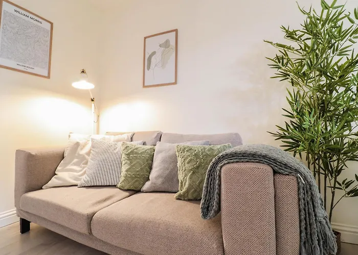 Beautiful 2-Bedroom Flat Just Steps From Oval Station