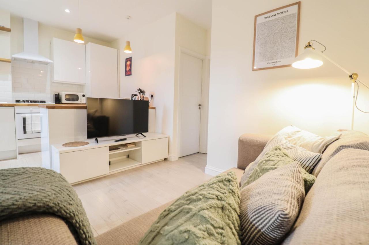 Beautiful 2-bedroom Flat Just Steps From Oval Station Londra