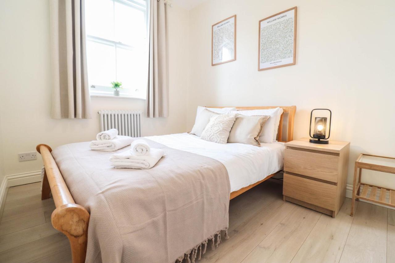 Beautiful 2-bedroom Flat Just Steps From Oval Station * Londra