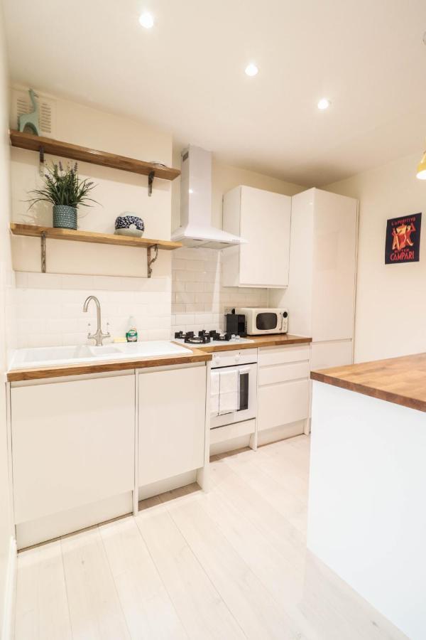 Beautiful 2-bedroom Flat Just Steps From Oval Station Appartamento