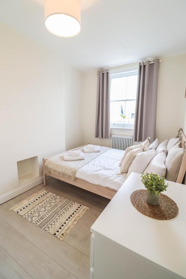 Beautiful 2-bedroom Flat Just Steps From Oval Station