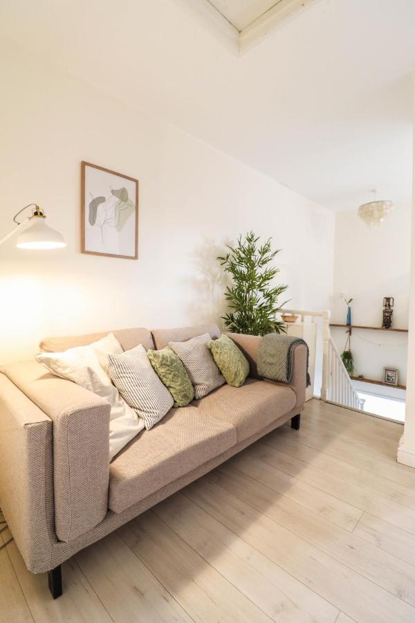 Beautiful 2-bedroom Flat Just Steps From Oval Station *