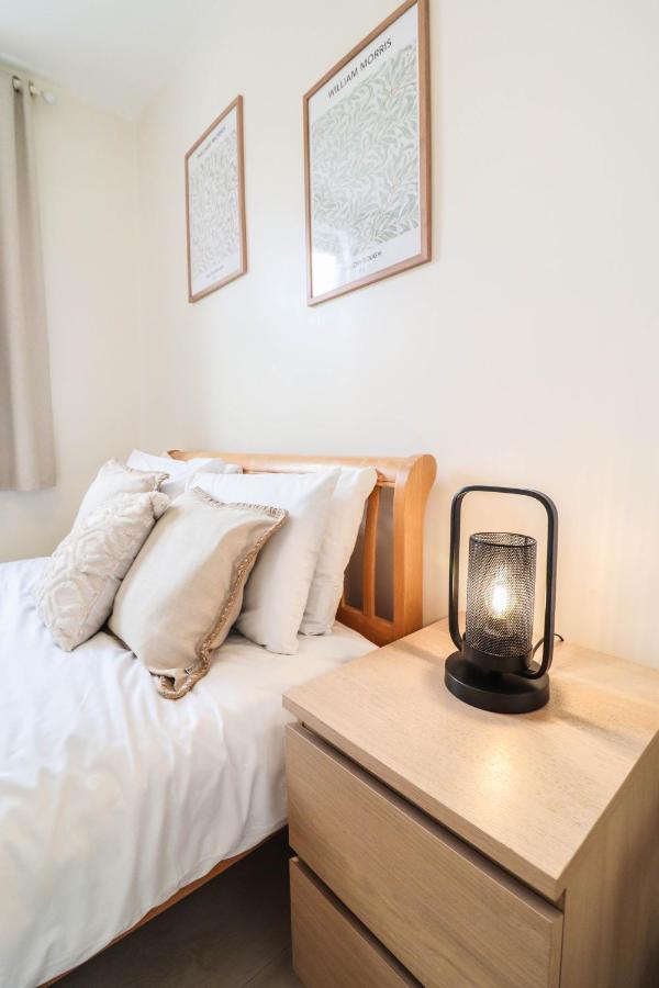 Beautiful 2-bedroom Flat Just Steps From Oval Station *
