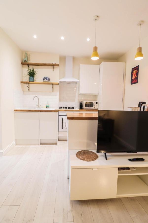 Appartamento Beautiful 2-bedroom Flat Just Steps From Oval Station Londra